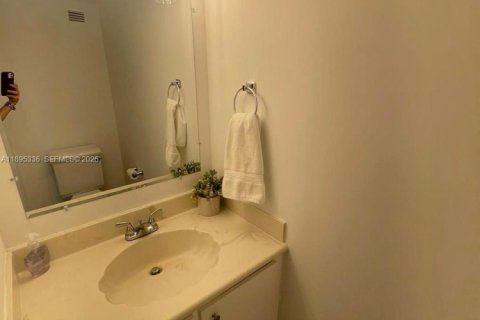 Condo in Hallandale Beach, Florida, 1 bedroom  № 2052822 - photo 10