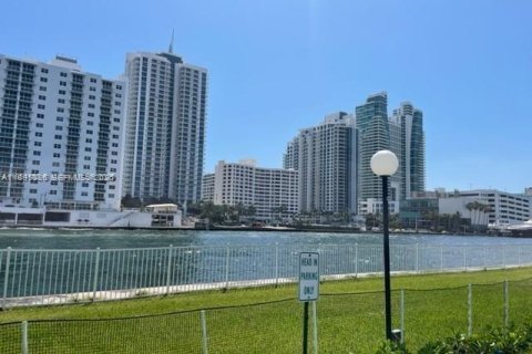 Condo in Hallandale Beach, Florida, 1 bedroom  № 2052822 - photo 17