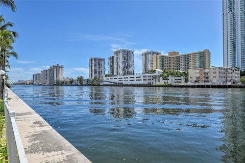 Copropriété à louer à Hallandale Beach, Floride: 1 chambre, 85.01 m2 № 2052822 - photo 28