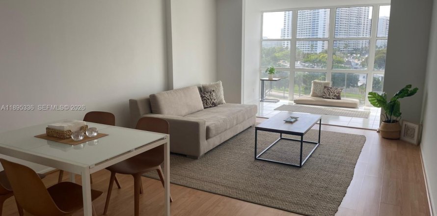 Condo in Hallandale Beach, Florida, 1 bedroom  № 2052822