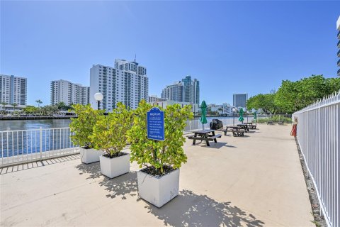 Copropriété à louer à Hallandale Beach, Floride: 1 chambre, 85.01 m2 № 2052822 - photo 29