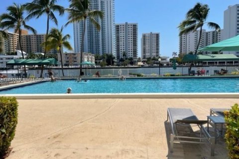 Condo in Hallandale Beach, Florida, 1 bedroom  № 2052822 - photo 18