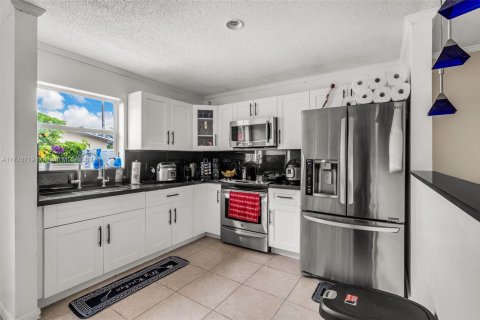House in Margate, Florida 4 bedrooms, 164.62 sq.m. № 1878748 - photo 8