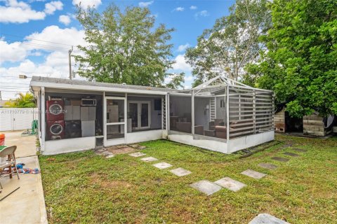 House in Margate, Florida 4 bedrooms, 164.62 sq.m. № 1878748 - photo 25