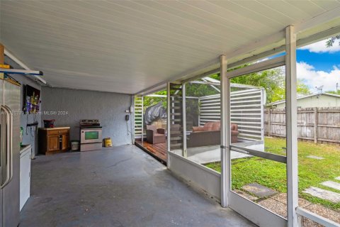 House in Margate, Florida 4 bedrooms, 164.62 sq.m. № 1878748 - photo 24