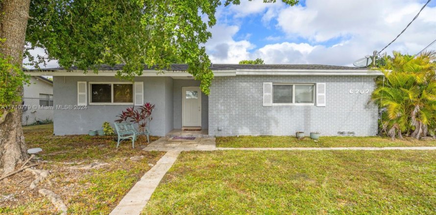 House in Margate, Florida 4 bedrooms, 164.62 sq.m. № 1878748