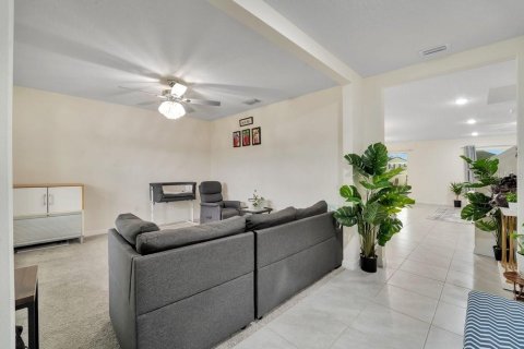 Villa ou maison à vendre à Zephyrhills, Floride: 5 chambres, 242.01 m2 № 2218557 - photo 5