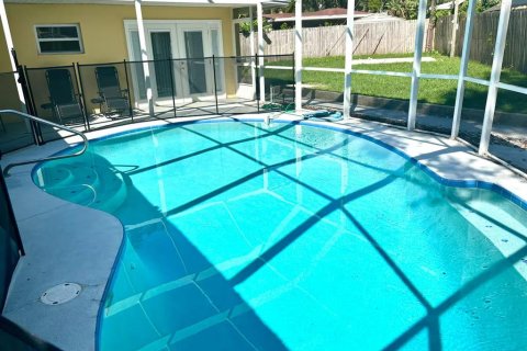 House in Clearwater, Florida 4 bedrooms, 161 sq.m. № 2095290 - photo 28