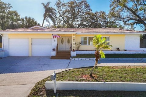 House in Clearwater, Florida 4 bedrooms, 161 sq.m. № 2095290