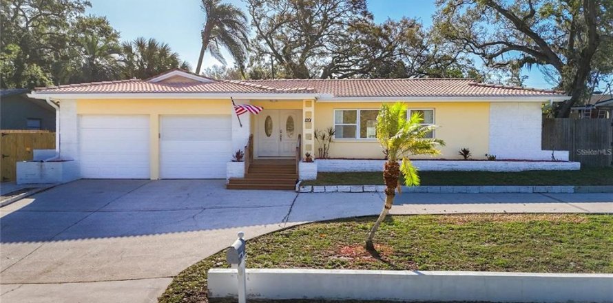 House in Clearwater, Florida 4 bedrooms, 161 sq.m. № 2095290