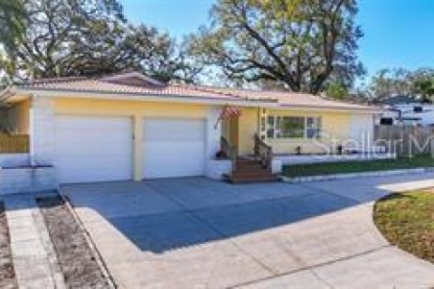 House in Clearwater, Florida 4 bedrooms, 161 sq.m. № 2095290 - photo 2