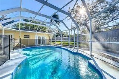 House in Clearwater, Florida 4 bedrooms, 161 sq.m. № 2095290 - photo 30