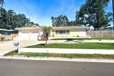 House in Clearwater, Florida 4 bedrooms, 161 sq.m. № 2095290 - photo 3