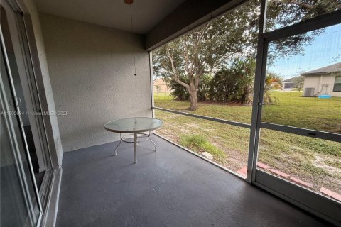 Condominio en alquiler en Cape Coral, Florida, 3 dormitorios № 2012498 - foto 2