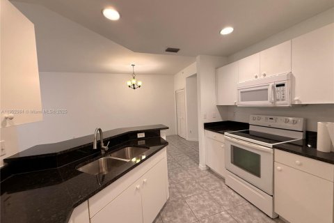 Condominio en Cape Coral, Florida, 3 dormitorios  № 2012498