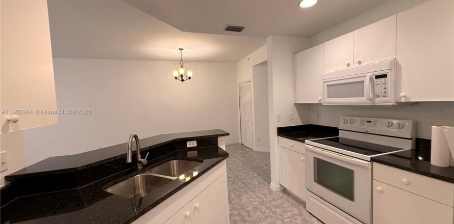 Condominio en Cape Coral, Florida, 3 dormitorios  № 2012498