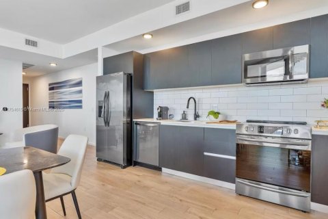Condo in Miami, Florida, 2 bedrooms  № 1979820 - photo 7