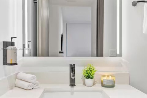 Condo in Miami, Florida, 2 bedrooms  № 1979820 - photo 16