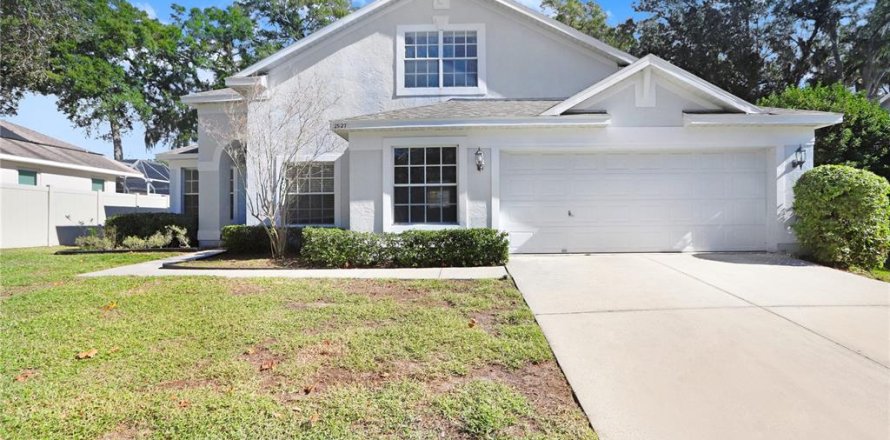 House in Brandon, Florida 5 bedrooms, 243.22 sq.m. № 2092749