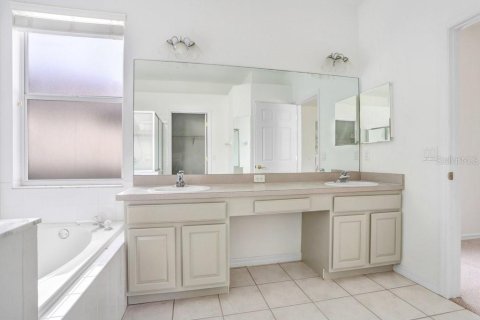 House in Brandon, Florida 5 bedrooms, 243.22 sq.m. № 2092749 - photo 20