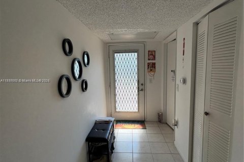 Condo in Pembroke Pines, Florida  № 1772593 - photo 1