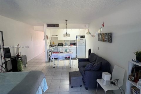 Condo in Pembroke Pines, Florida  № 1772593 - photo 2