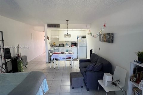 Condo in Pembroke Pines, Florida  № 1772593 - photo 3