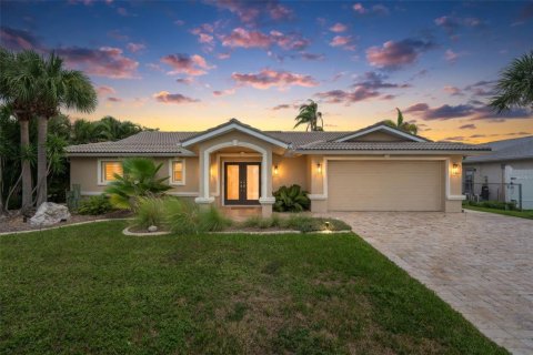 House in New Port Richey, Florida 3 bedrooms, 202.25 sq.m. № 2273031