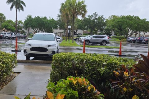 Condo in Pompano Beach, Florida, 2 bedrooms  № 1990551 - photo 16