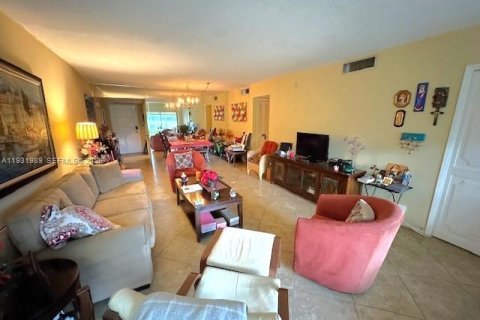 Condo in Pompano Beach, Florida, 2 bedrooms  № 1990551 - photo 7