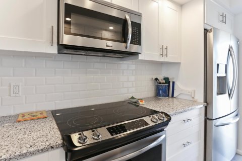 Condo in Highland Beach, Florida, 2 bedrooms  № 2190840 - photo 15