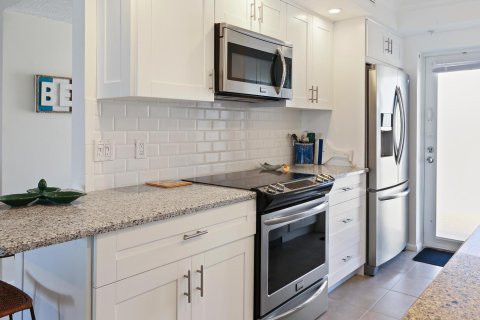 Condo in Highland Beach, Florida, 2 bedrooms  № 2190840 - photo 14