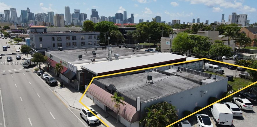 Commercial property in Miami, Florida № 1962454