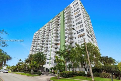 Copropriété à vendre à North Miami, Floride: 2 chambres, 121.14 m2 № 2154645 - photo 22
