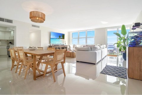 Copropriété à vendre à North Miami, Floride: 2 chambres, 121.14 m2 № 2154645 - photo 2