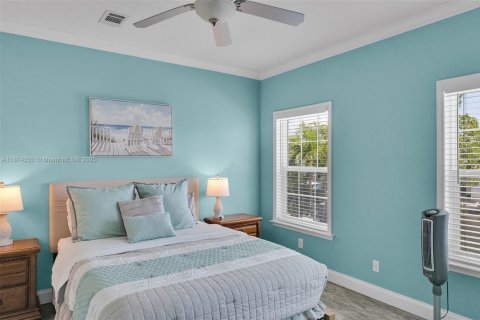 House in Islamorada, Village of Islands, Florida 3 bedrooms, 118.73 sq.m. № 2055059 - photo 12