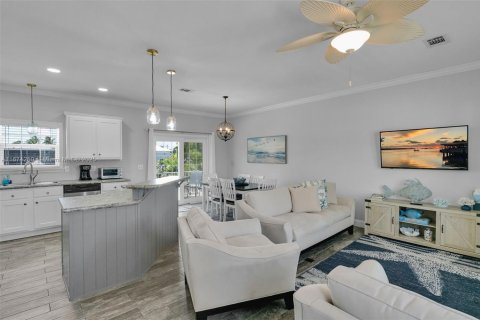 House in Islamorada, Village of Islands, Florida 3 bedrooms, 118.73 sq.m. № 2055059 - photo 4