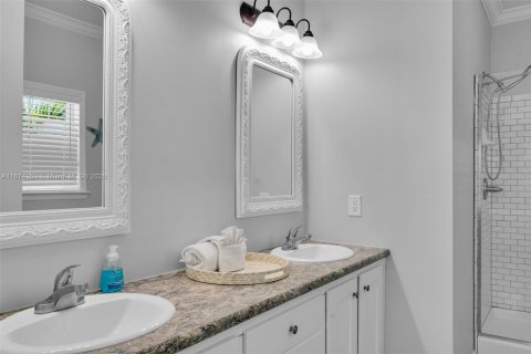 House in Islamorada, Village of Islands, Florida 3 bedrooms, 118.73 sq.m. № 2055059 - photo 14