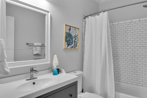 House in Islamorada, Village of Islands, Florida 3 bedrooms, 118.73 sq.m. № 2055059 - photo 10