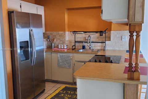 Commercial property in Miami, Florida 1 bedroom, 131.92 sq.m. № 2019041 - photo 3