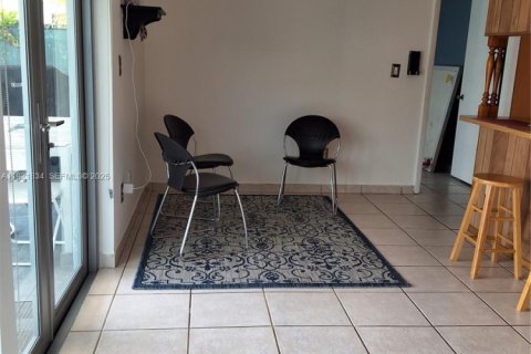 Commercial property in Miami, Florida 1 bedroom, 131.92 sq.m. № 2019041 - photo 11