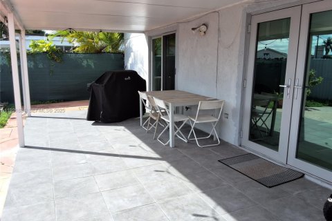 Commercial property in Miami, Florida 1 bedroom, 131.92 sq.m. № 2019041 - photo 14