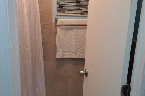 Commercial property in Miami, Florida 1 bedroom, 131.92 sq.m. № 2019041 - photo 13