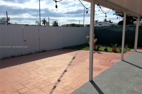 Commercial property in Miami, Florida 1 bedroom, 131.92 sq.m. № 2019041 - photo 2