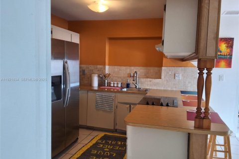 Commercial property in Miami, Florida 1 bedroom, 131.92 sq.m. № 2019041 - photo 4