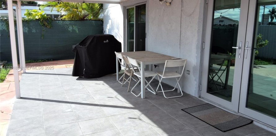 Commercial property in Miami, Florida 1 bedroom, 131.92 sq.m. № 2019041