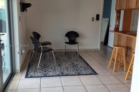 Commercial property in Miami, Florida 1 bedroom, 131.92 sq.m. № 2019041 - photo 9