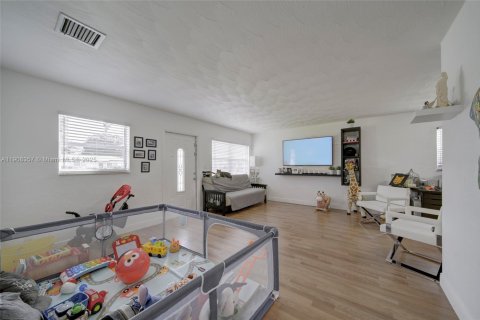 Снять в аренду виллу или дом в Мирамар, Флорида 2 спальни, 91.6м2, № 1967895 - фото 21