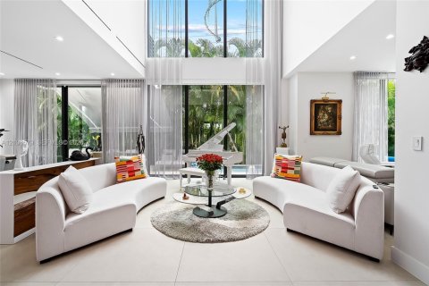 House in Sunny Isles Beach, Florida 5 bedrooms, 351.08 sq.m. № 2421991