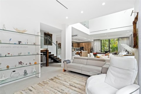 House in Sunny Isles Beach, Florida 5 bedrooms, 351.08 sq.m. № 2421991 - photo 12